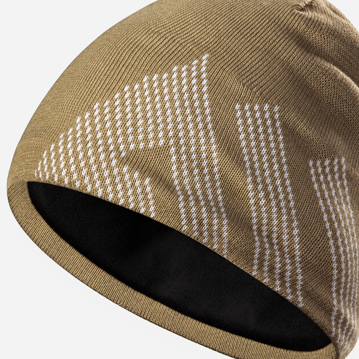 Détail de la maille et du bord du bonnet de randonnée marron clair