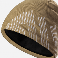 Détail de la maille et du bord du bonnet de randonnée marron clair