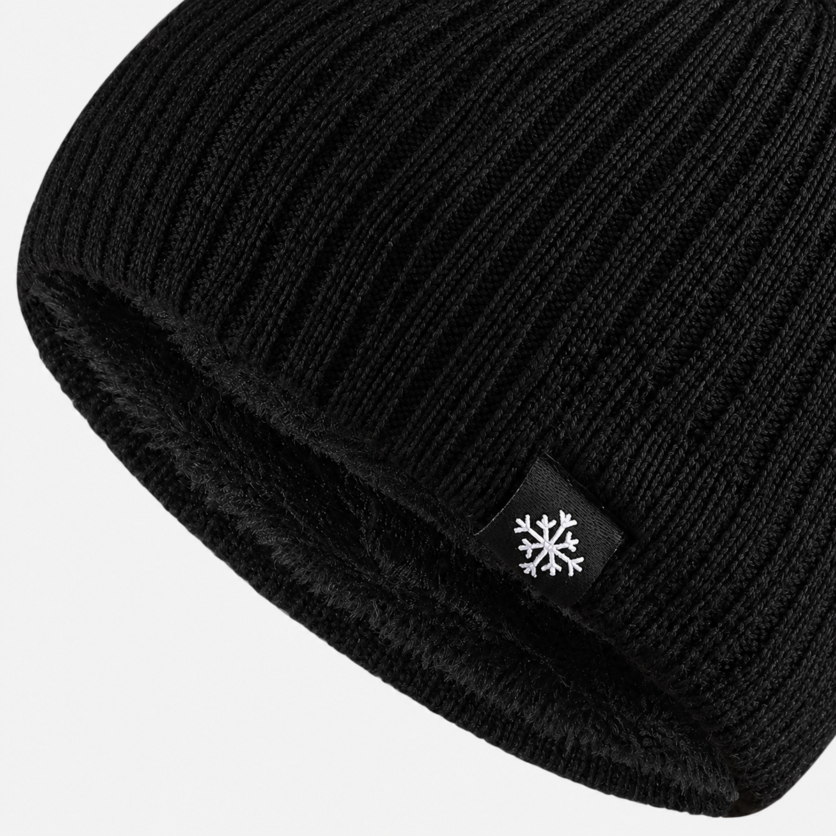 Détail du bord, de la maille côtelée et de l’étiquette du bonnet thermique noir