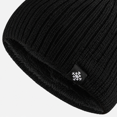 Détail du bord, de la maille côtelée et de l’étiquette du bonnet thermique noir
