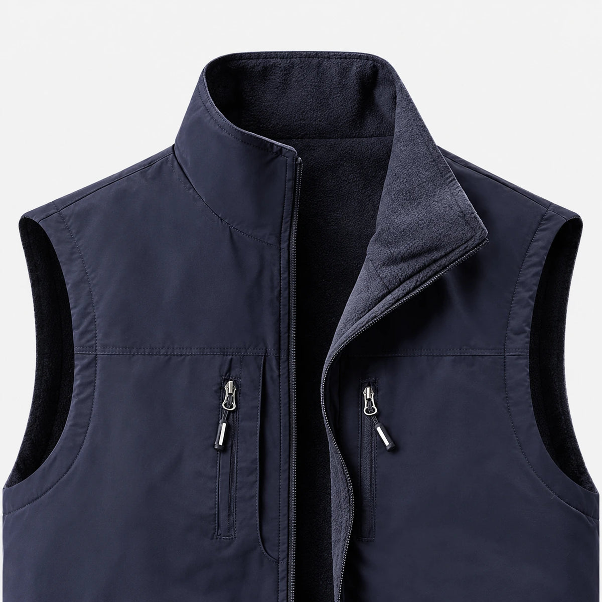 Gilet léger multipoches homme - détail du col et des poches poitrine